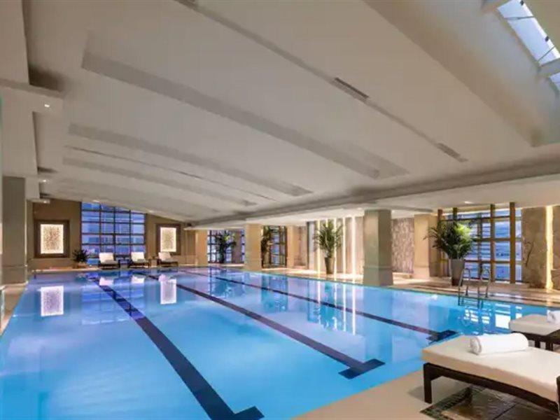 Crowne Plaza Shanghai Nanjing Road By Ihg المظهر الخارجي الصورة The pool at the Four Seasons Hotel